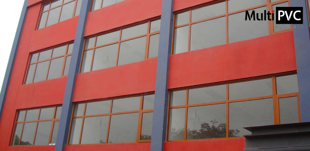 Instalación de ventanas de PVC modernas